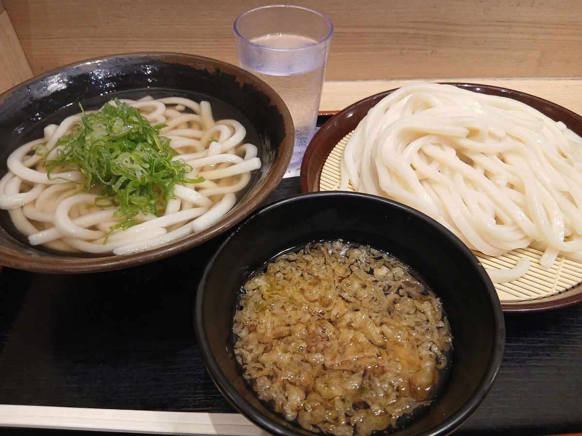MMG_Wrong's tweet photo. 前回、特盛のサイズがミニミニと学んだので、
ざる特盛&amp;かけ大

さすがに、具ナシうどん1食1300円は財布が激やせしちまう時代

味はたいへん美味
麺が、太さは揃っていたけど長さにバラつき目立ったのは難点。手打ち手切りやめて機械化してほしいが、そうするとさらに高くなるんやろな https://t.co/yUIwha4ZyG