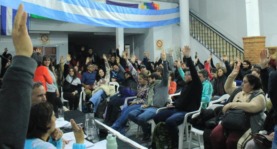SUTEBAProvincia's tweet photo. En el día de hoy se desarrollaron Asambleas de afiliadxs del SUTEBA en todos los distritos de la Provincia de Buenos Aires, con el objetivo de analizar y debatir la propuesta salarial presentada en la última reunión de la Comisión Paritaria Docente.

Sus definiciones serán tratadas mañana en el Plenario del Secretarixs Generales y, luego, elevadas al Frente de Unidad Docente Bonaerense.

¡Seguimos fortaleciendo la organización en defensa de la Escuela Pública!

#SomosSuteba