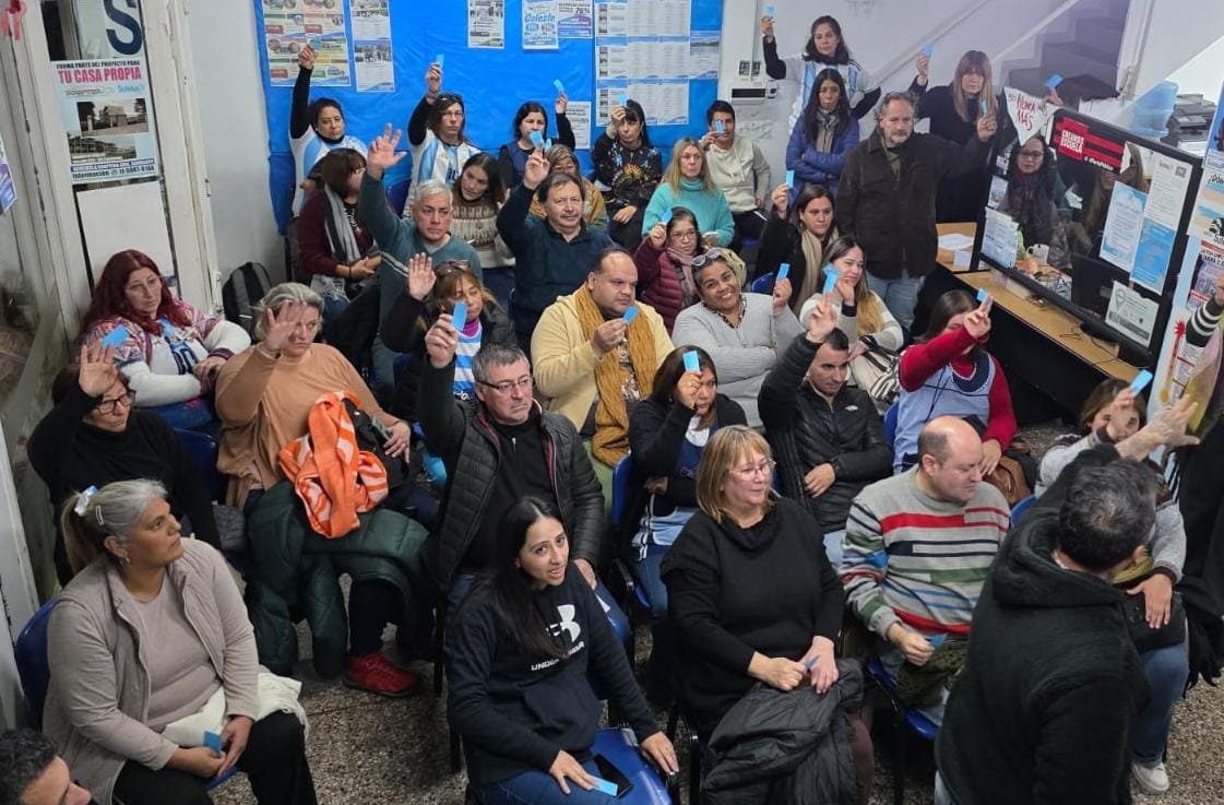 SUTEBAProvincia's tweet photo. En el día de hoy se desarrollaron Asambleas de afiliadxs del SUTEBA en todos los distritos de la Provincia de Buenos Aires, con el objetivo de analizar y debatir la propuesta salarial presentada en la última reunión de la Comisión Paritaria Docente.

Sus definiciones serán tratadas mañana en el Plenario del Secretarixs Generales y, luego, elevadas al Frente de Unidad Docente Bonaerense.

¡Seguimos fortaleciendo la organización en defensa de la Escuela Pública!

#SomosSuteba
