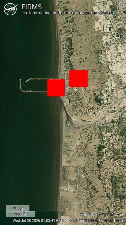 EGYOSINT's tweet photo. ‼️ The U.S. military appears to have struck the same communications tower at Iran’s IRGC Navy base in Sirik for the third time in a month.

NASA fire map confirms fires at the tower location (26.5648, 57.08778) and at a hangar inside the base (26.56293, 57.08335). https://t.co/qFU7wpxpXV