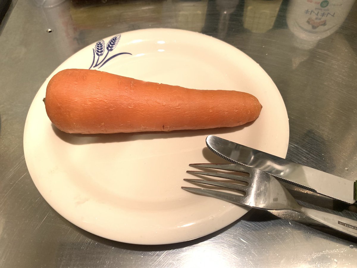 EBRSAN2's tweet photo. 今晩のお食事、ニンジンでございますｗ渋谷にめちゃくちゃ野菜が美味しいレストランがあって、こんな感じで出てきたやつ再現したくてトライ。超低温調理で1時間以上蒸すだけ。味付けは無し。とうもろこし🌽くらい甘く、ナイフもギコギコしません、スゥー〜〜って感じ。ヘルシーを肌で感じれる一品。 https://t.co/S4tpVkYoCa