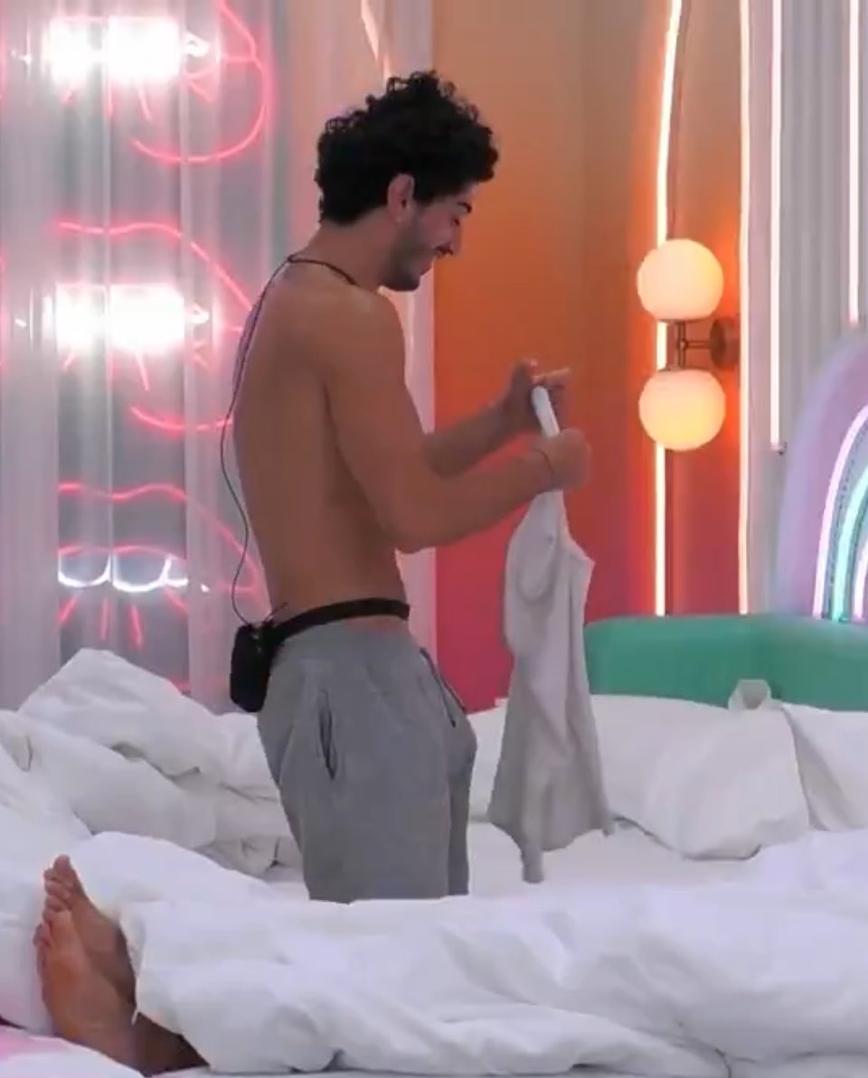 bigdecaprio's tweet photo. How long do we think it is ??? #LoveislandUSA https://t.co/61oTzuggRD