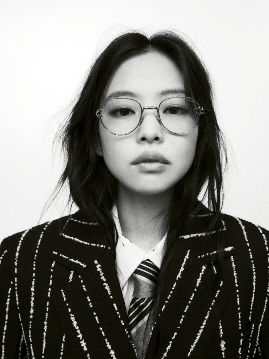 GENIUS9N's tweet photo. [INFO] Billboard asked its editors how important JENNIE’s remix was to “Dracula” becoming a Hot 100 Top 10 hit.

(A decade ago, Kevin Parker of Tame Impala was a psych-rock critics' darling. This week, he has the most-played pop radio hit in the country, with assistance from JENNIE, he now has one of the biggest pop hits in the country.) 

Eric Renner Brown: This song isn’t a Hot 100 top 10 without JENNIE on it. Her starpower is what lifted this beyond his normal alternative wheelhouse

Kyle Denis: Very important. JENNIE is a huge star who brings “Dracula” to an audience that may have never clicked play on a Tame Impala track.

Andrew Unterberger: Undeniably important, in the sense that the viral trend associated with the JENNIE vocal (“My friends are saying, ‘Shut up, Jennie….'”) was what first helped the song get a second wind on the Hot 100 a few months back.

Christine Werthman: Hearing JENNIE sing, “My friends are saying, ‘Shut up, Jennie/ Just get in the car,’” is more fun than hearing Kevin say it, (..) I do appreciate that her vocal part is sprinkled throughout the song, rather than slapped on with a standalone verse at the end.
