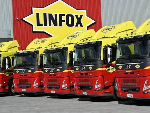 Ausbobsmit's tweet photo. Albanese is speaking in Brisbane where he just gave Volvo $70 million dollars so they can supply his close and personal friend Lindsay Fox, owner of Linfox, with taxpayer funded trucks. 

If EV trucks are so great, why doesn't Lindsay, the multi billionaire fund them himself?

Why are taxpayers propping up a wealthy company like Linfox and Volvo?