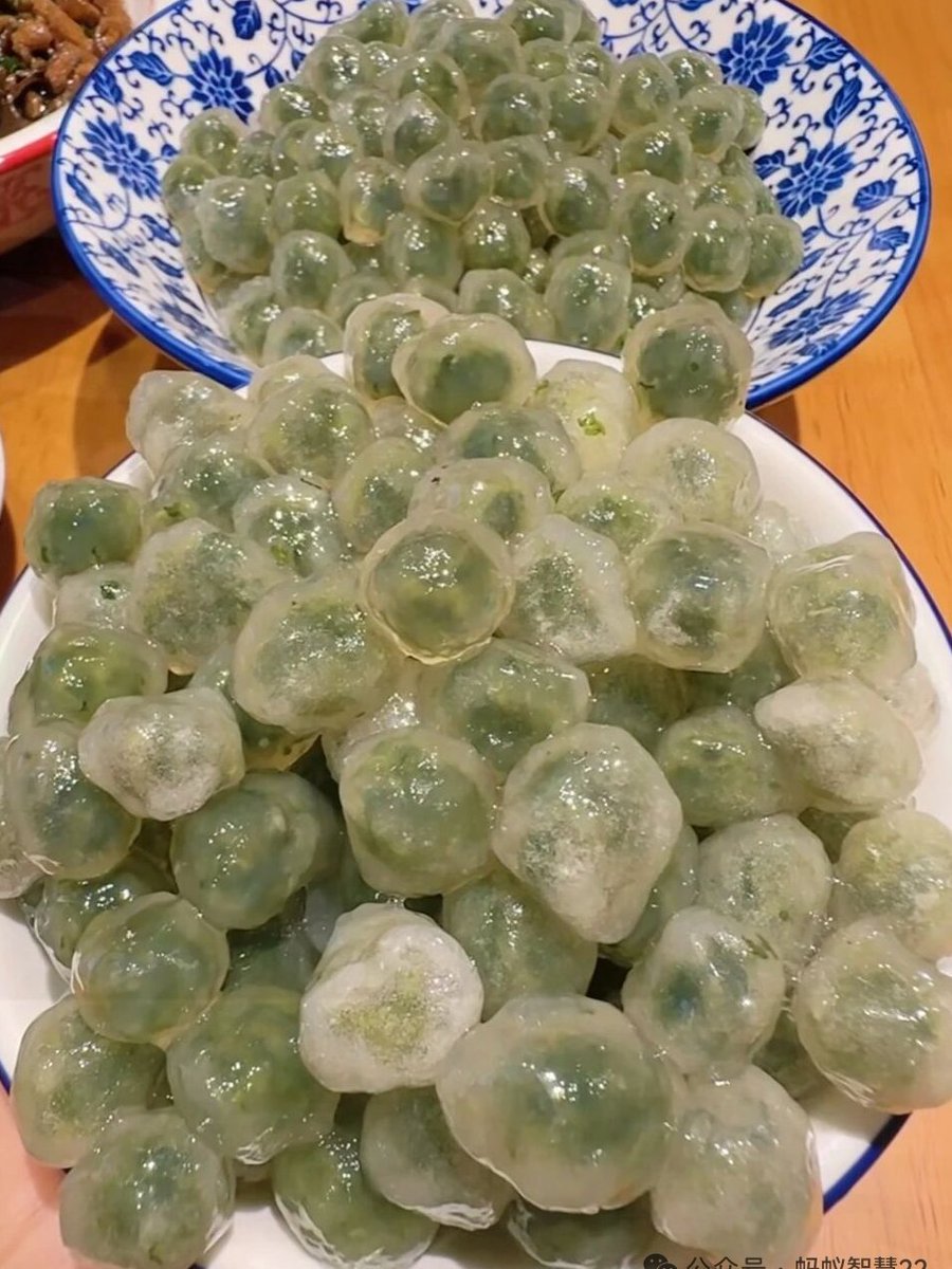 chong35616's tweet photo. 离谱！这盘水晶珠子是什么做的糯糯叽叽的还挺好吃的#美食 https://t.co/pQ3Q50VCiP