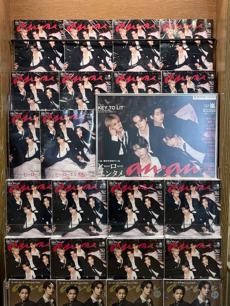 T_EBISUBASHI's tweet photo. 【 4F BOOK 】
本日発売『#anan 2503号』
KEY TO LIT がついにanan表紙に初登場！🔑🔥

スーツでドレスアップし超ゴージャスに✨
爆発力と輝きに満ちた、
時代がキテる #KEYTOLIT の神髄に迫った
インタビューは必読です❤️‍🔥

#エビツタ ではポスターを展示中です📸
ご来店お待ちしております🫶
#anan奇天るぜ烈GO！
@anan_mag