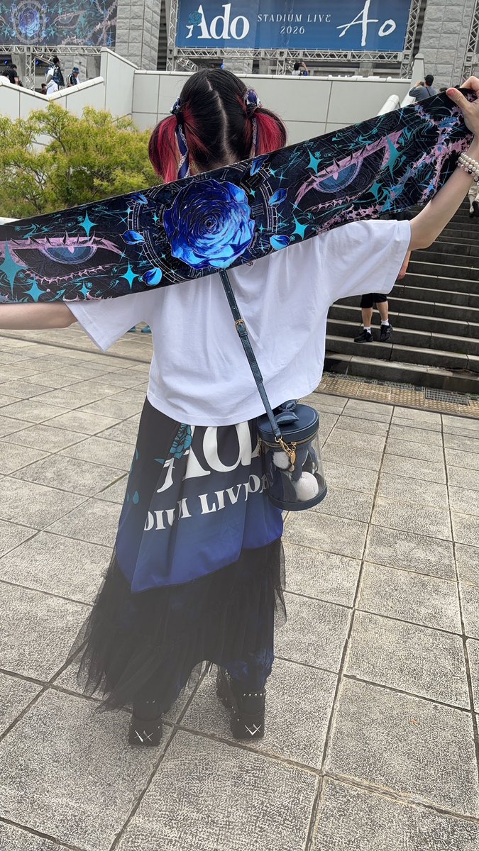 fl_xi00's tweet photo. 7月5日の【Ao】に参戦してきました💙5列目でAdoちゃんめっちゃ見えたし最高だった。私は最強からうるうるして、風のゆくえは、もう涙が止まらず、まふまふさんとのコラボでも泣いたし、最後のMCでは大号泣😭こんな命なんていらない、私も思ったよ。銀色の方ボロボロだけど、ここまで頑張った証だね🌸 https://t.co/22DsgTRYMK