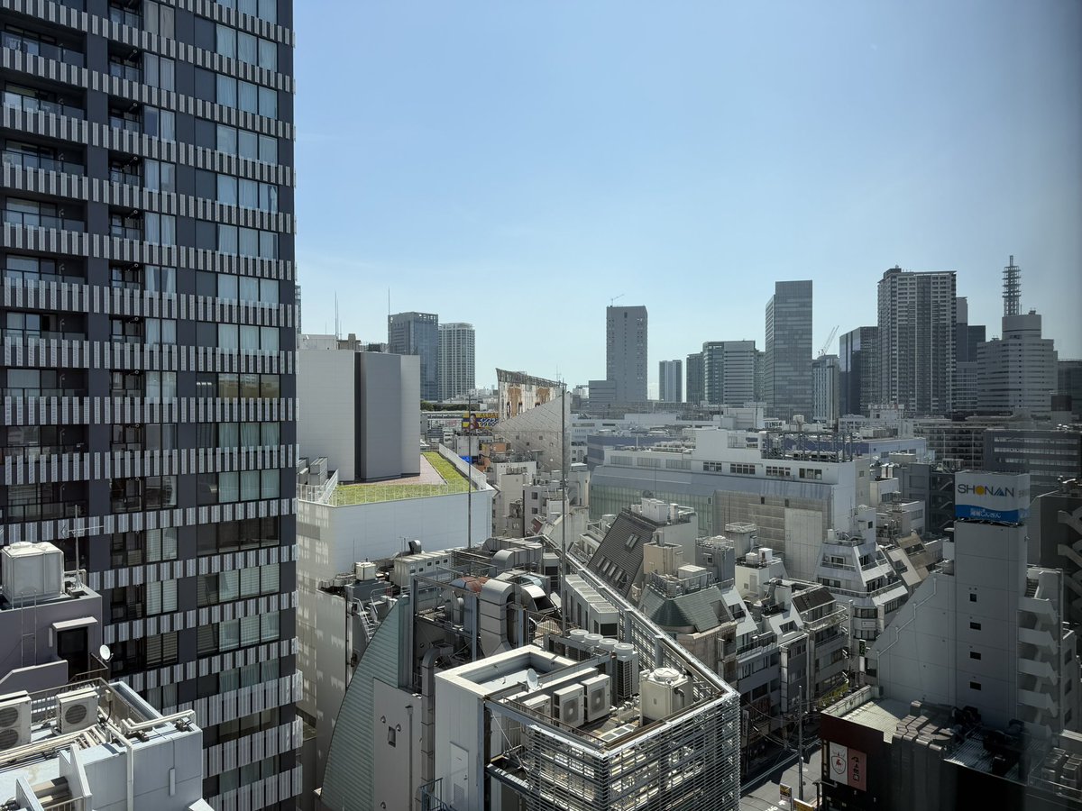MarriottFor's tweet photo. 一周回って、、
高ステータス者にクーポンが届かないのは、クーポン使うと年間決済の修行に差し障るかもという変な優しさが発動してるのかも🙄

今更ながらフォーポイントフレックス横浜でコーヒーマシン発見笑
今回はみなとみらいに向かって左側のお部屋
抜け感はちょっとないかな？🤭 https://t.co/wFs6qIP3CT