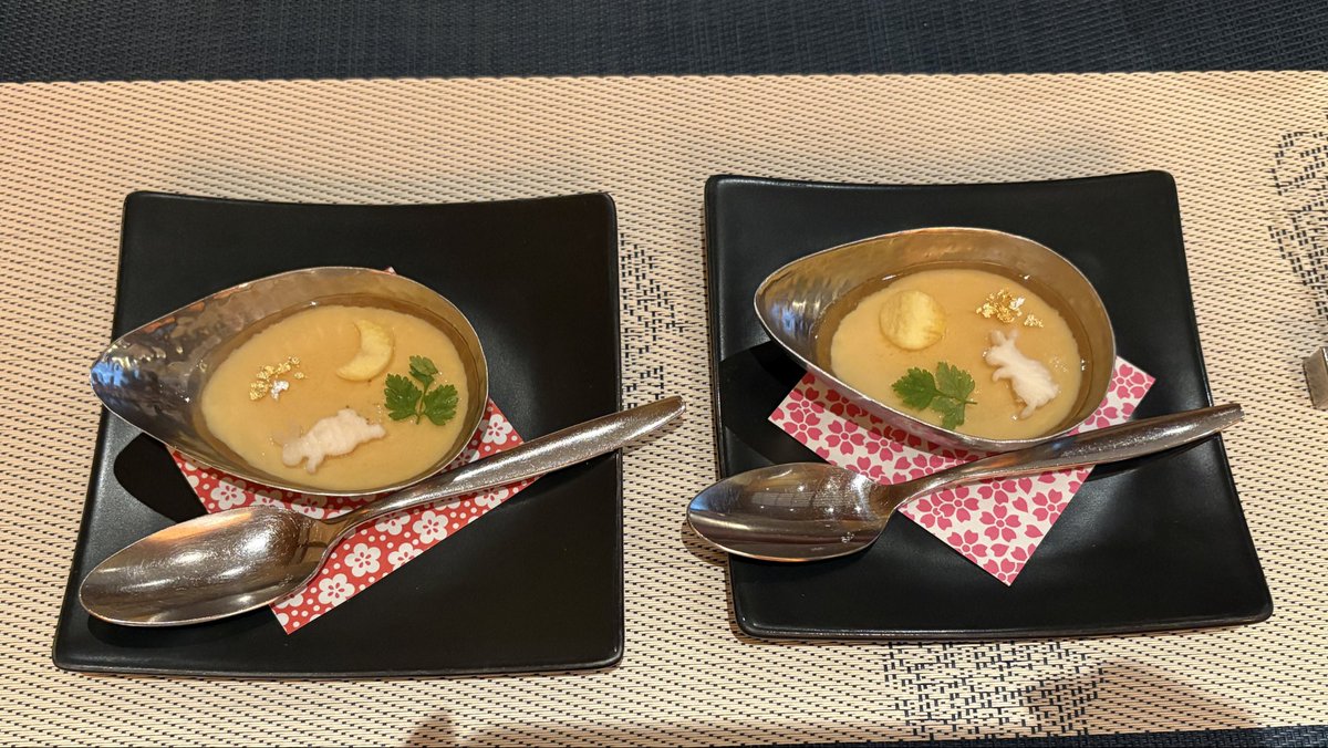 mnns0093's tweet photo. この前行った古民家レストラン。うさぎづくしで可愛かった🐇　あと普通にご飯がめちゃ美味い😋　マジシャンによるマジック披露もあって面白かった🤣 https://t.co/Noq2dhirfJ