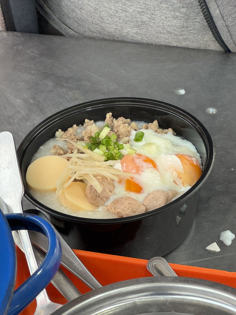 im_sernz's tweet photo. ติดทานโจ๊ก ตอนเช้า ไปซะแล้ว ☀️

มื้อเช้าวันนี้
- whey 1 scoop 25 g 24 บาท
- โจ๊กหมู + ไข่ลวก 2 ฟอง วันนี้เปลี่ยนคนขาย ใส่เครื่องจุก + ราคาเพิ่ม โปรตีน 34 g ราคา 55 บาท

รวมมื้อนี้ โปรตีน 59 g ราคา 79 บาทครับบ

อย่าลืมท่นโปรตีนกันเยอะๆ นะครับ 🥰 https://t.co/0ykb1mwneu