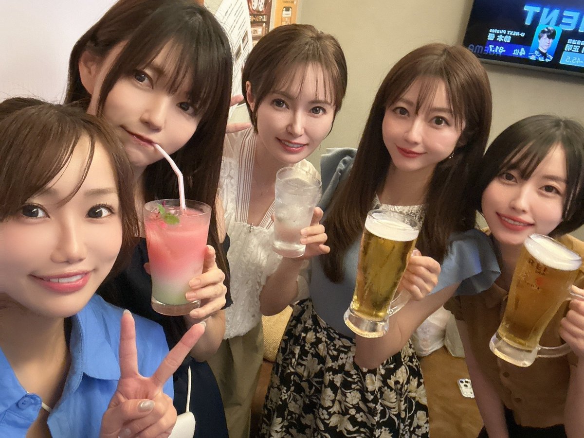 sakikutezuka's tweet photo. おはようございます☺︎

この日、流れでかじりさちゃんのお店に初めてお邪魔したら、ひさちゃんも別で飲みに来ていた🍻なんという偶然😂 https://t.co/OglhYrcUoa