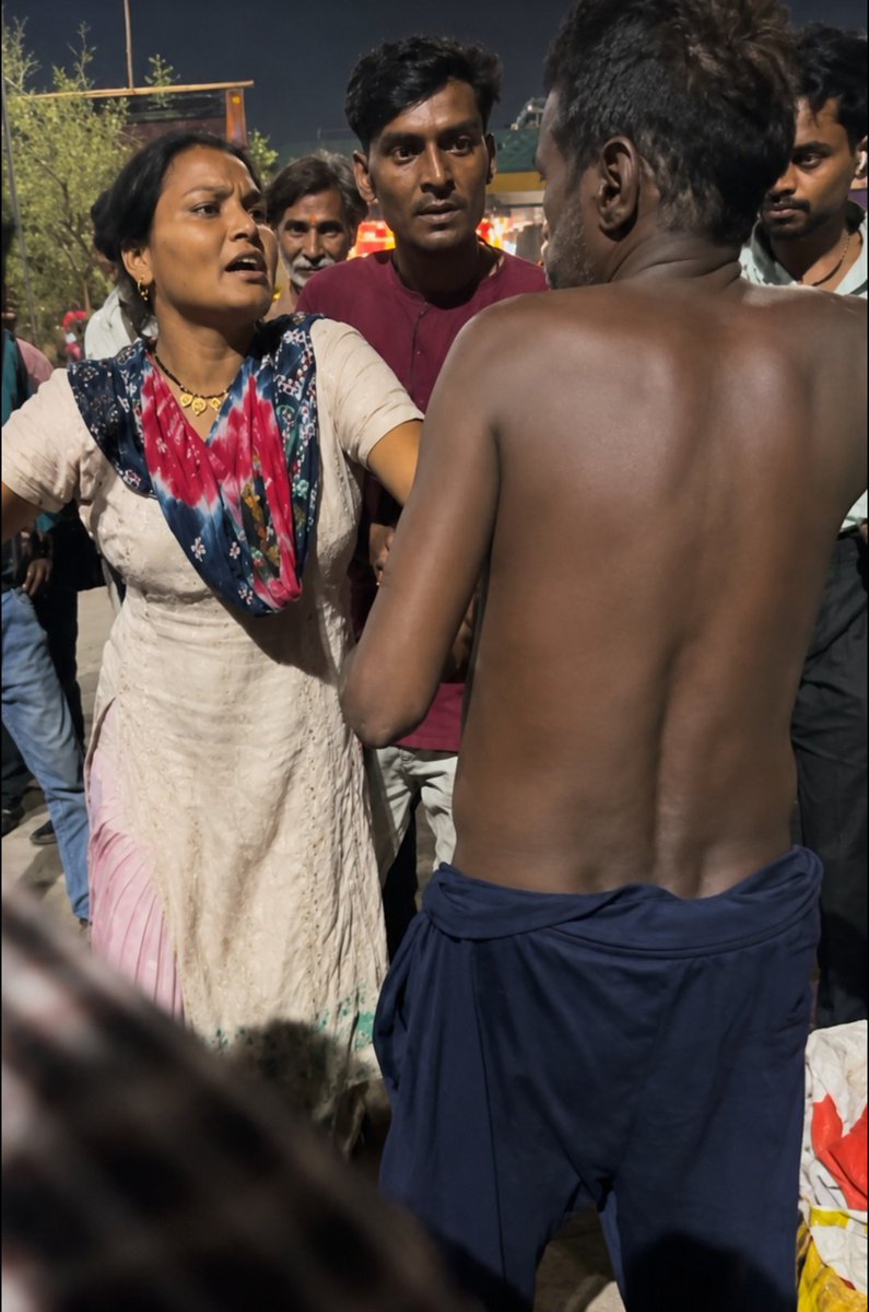 AdarshSahu_X's tweet photo. 50 साल के व्यक्ति शराब के नशे में एक नाबालिक लड़की के साथ छेड़छाड़ करने लगा 😡😡

एक मां बेटी सड़क पर जा रही थी तभी एक शराबी आया जिसकी उम्र लगभग 50 साल होगी लड़की के साथ छेड़छाड़ करने लगा..!!

पहले लड़की की मां ने कुछ नहीं कहा सोच शराबी है कौन इसके मुंह में लेकिन जब छेड़छाड़ हद से ज्यादा बढ़ गई..!!

जब व्यक्ति ने लड़की का हाथ पकड़ कर कहा तू कितना पैसा लगी आज मेरे साथ चल मेरे घर इस पर लड़की की मां को बहुत गुस्सा आया..!!

ओर मां ने चप्पल निकाल कर उसकी पिटाई शुरू करें वहां यह सब देख बहुत सारे लोग जमा हो गए सब कोई पता चली सबने शराबी की पिटाई की