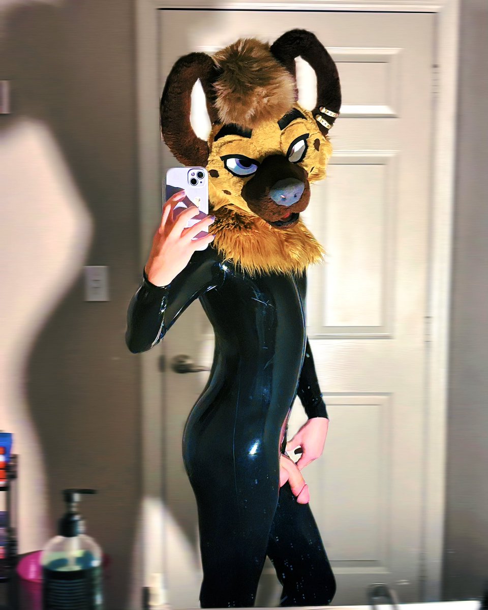 ringohyena's tweet photo. Loving my latex arfff https://t.co/puZviSlXgE