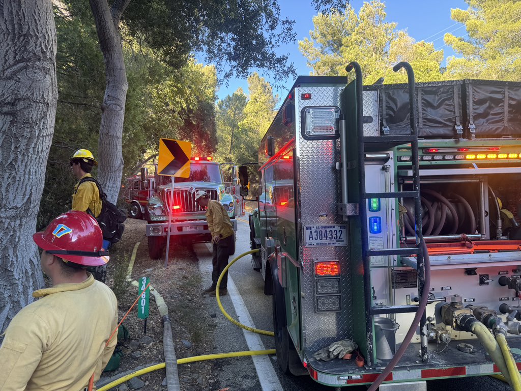 Angeles_NF's tweet photo. #CrossingFire
Los Angeles County Fire Dept and Angeles NF firefighters have knocked down the structure fire in 34500 block of Bouquet Cyn.
The fire is no longer a threat to the National Forest
@LACoFDPIO @LACOFD @PalmdaleSheriff https://t.co/EbdBDcySgp