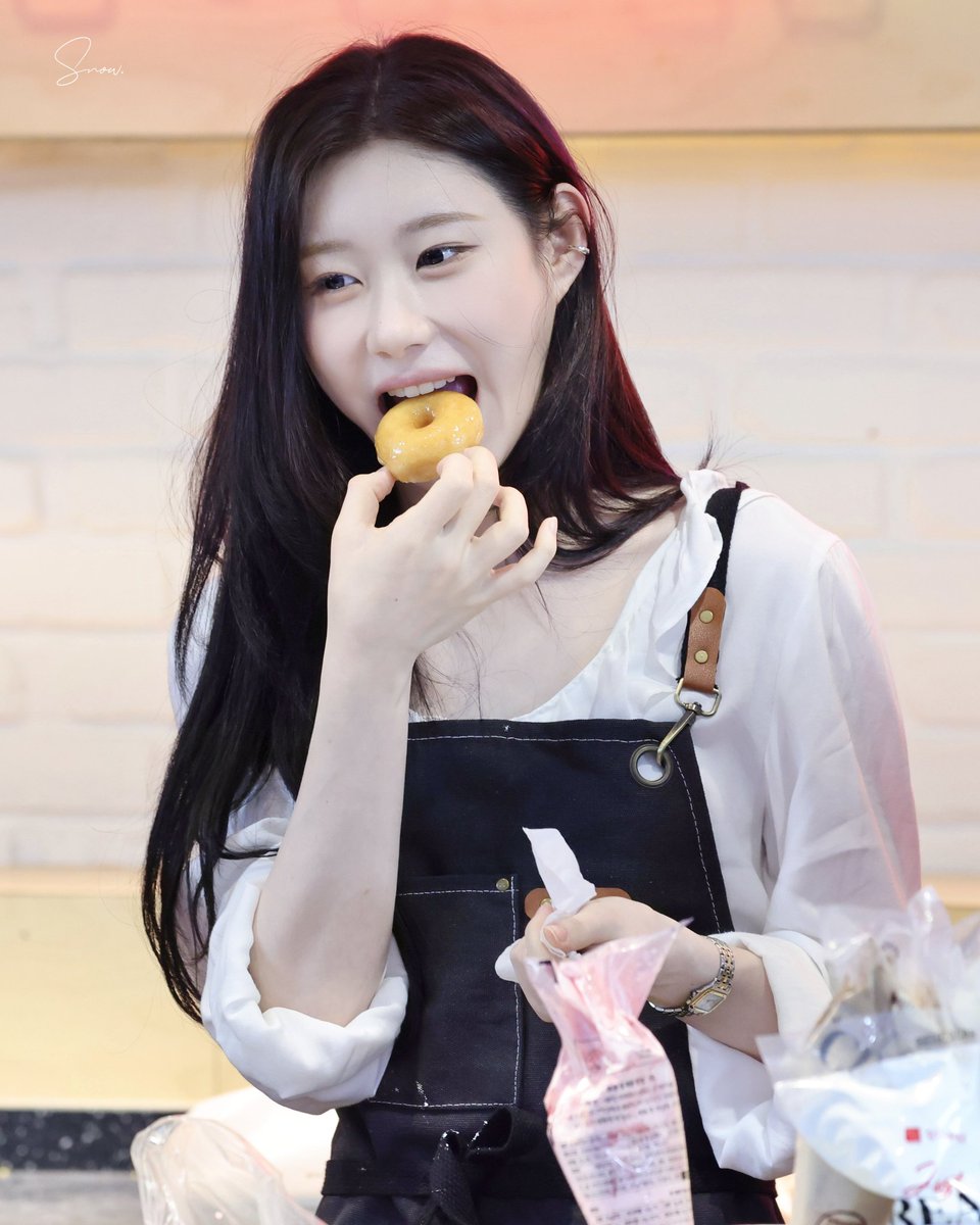 dailychaer's tweet photo. monthly chaeryeong eating tweet https://t.co/s8rIFlkEeQ