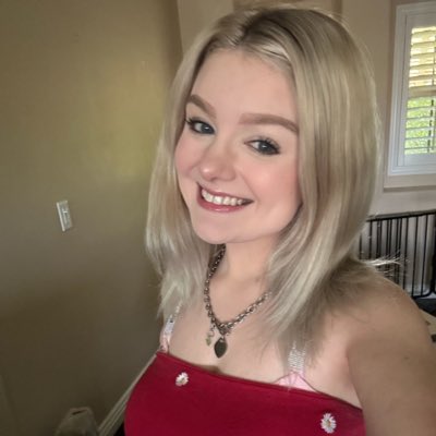 AngelaSmit726's tweet photo. How do I look like 😍 https://t.co/AFbJSzMPqq