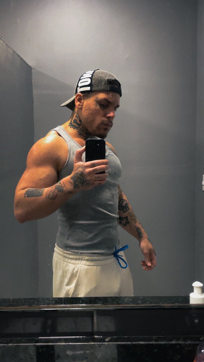zumbicore's tweet photo. 💪🥵 https://t.co/bCen7aOj6J