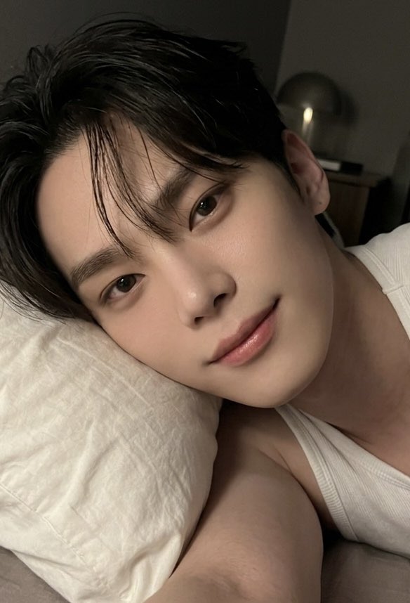 GUUJIplus's tweet photo. 페드로 형이 스트레스를 받는 동안, 저는 시험이 끝난 뒤 아름답게 누워서 열정적으로 제가 게으르다고 말합니다 😂😂😂

#GUUJIPLUS #GUIZY #기지 https://t.co/LsgY7eevHF