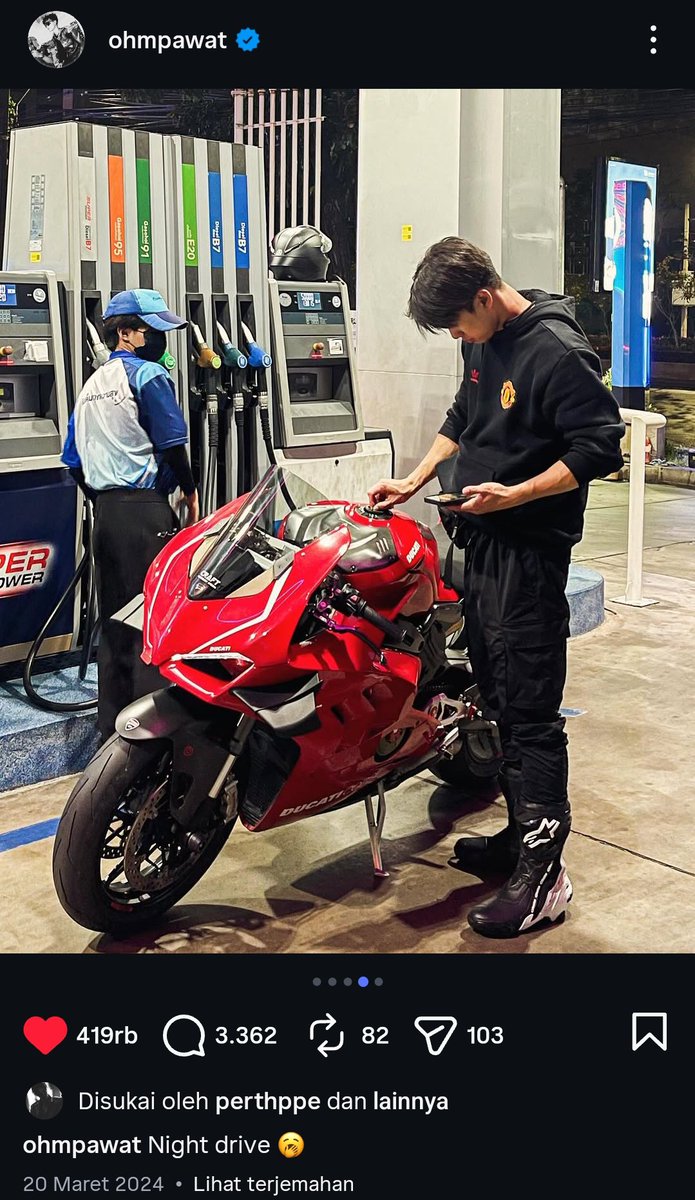 jeongsqueenlee's tweet photo. wait... if Ing's dad was riding Ohm's bike... DOES THAT MEAN THEY'RE ALREADY MARRIED??? 😭😭 HELP I'M SO DELULU 😭😭😭 #OhmIng #ohmpawat #ingasavanund https://t.co/oOXqnPCzLB