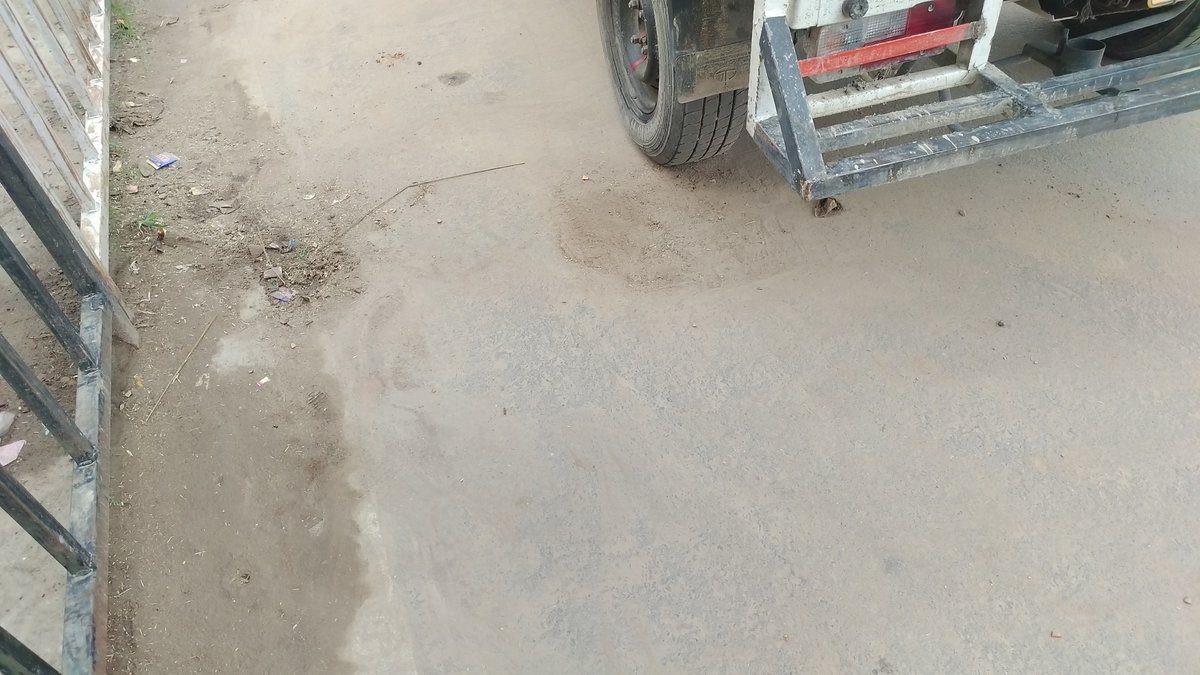 AnoopManikpur's tweet photo. @dmpbh @cmup नगर पंचायत मानिकपुर जनपद प्रतापगढ़ में सफाई कर्मियों की हालत यह है कि इलाहाबाद लखनऊ राष्ट्रीय राजमार्ग पर साफ सफाई फल मंडी के कारण बाधित रहती है दिन भर दुकानदारों व राहगीरों को धूल फांकना पड़ता है आए दिन परेशानी का सामना करना पड़ता है कृपया संबंधित अधिकारी https://t.co/6pFzM796Hu