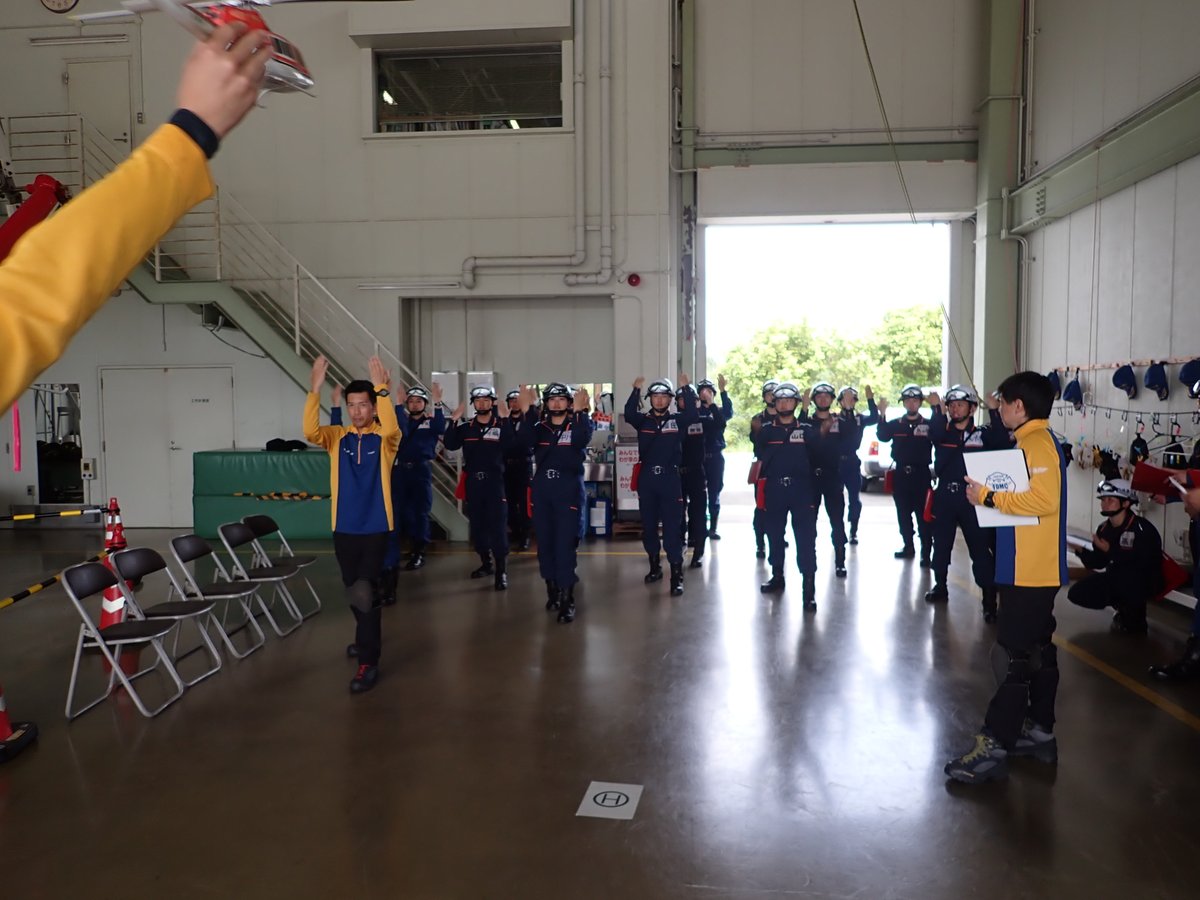 narashobogakko's tweet photo. 【学校ニュース第６号】
奈良県防災航空隊研修を実施しました。防災航空隊員による実際の訓練展示や座学、ヘリコプター、各種資機材を見学させて頂き、貴重な１日となりました。
訓練を見学し、改めて安全管理の徹底が必須だと実感しました。
今後、より一層気合いを入れ直し全員で訓練を頑張ります。 https://t.co/N88V1g2Mug