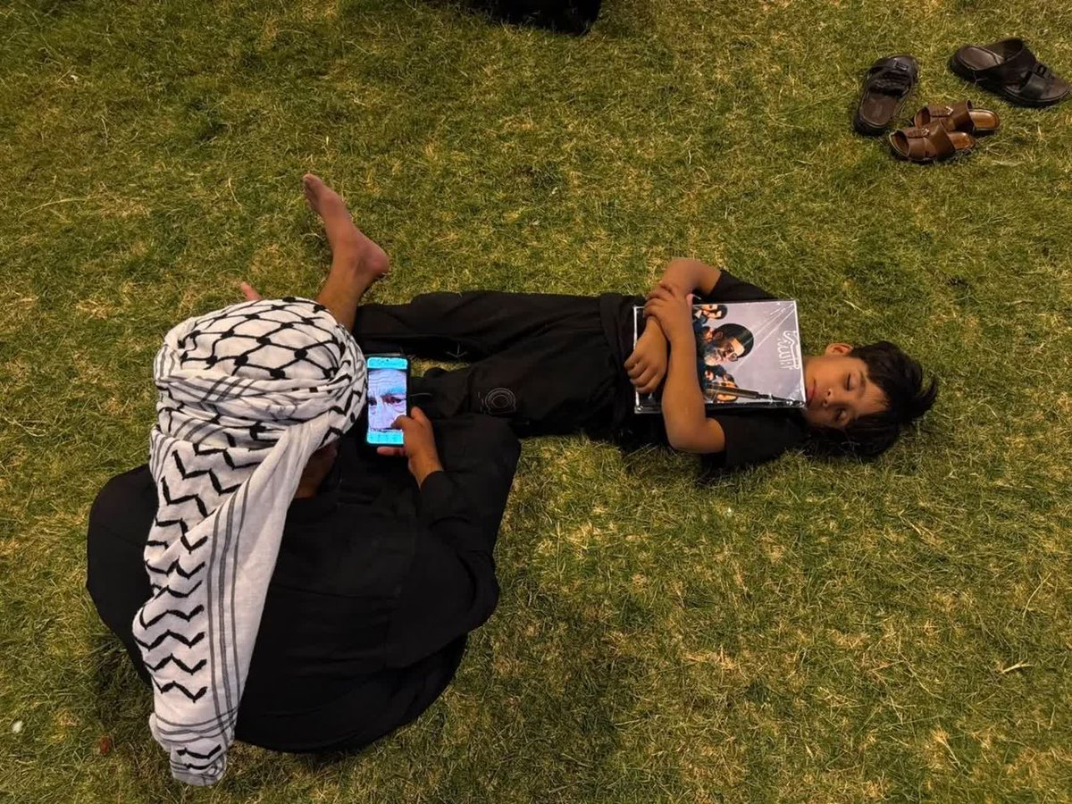 parvaz86's tweet photo. این شرافت را چگونه ترجمه کنیم؟

 نجف ــ پدر عراقی و فرزند نونهالش که خود را به مسیر پیشواز پیکر امام شهید رسانده‌اند
#باید_برخاست
#زنجان_عزادار https://t.co/jdcZ3134WL