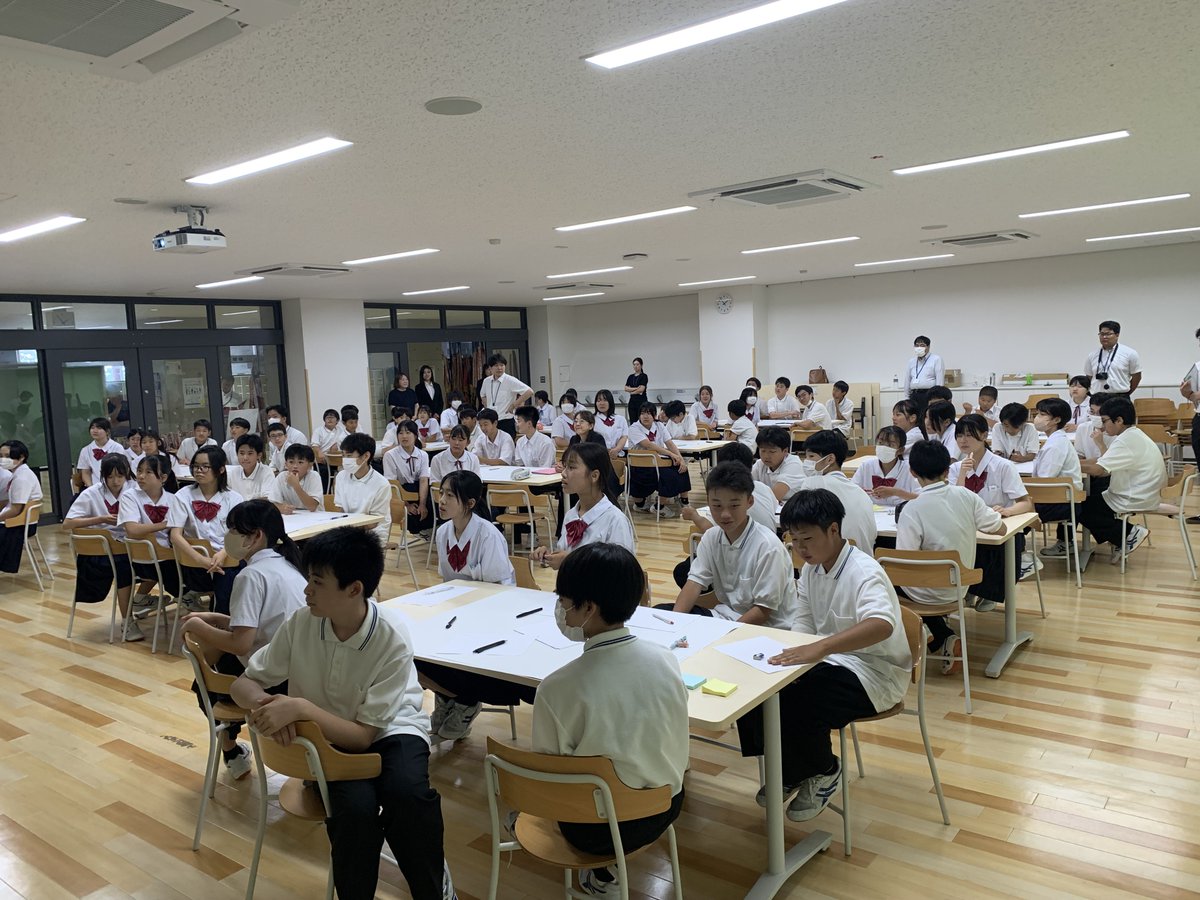creativeOAC's tweet photo. OACは輪島の仮設住宅で生活されている皆さんに、今回も2027年版カレンダーを制作しお贈りします。６月26日当協会所属の5名のコピーライターとおまけ1名が輪島市内の中学1年生に、カレンダー各月のテーマをキャッチコピーにする出前授業を実施。カレンダー制作スタートです。#輪島 #キャッチコピー https://t.co/e0P535UcDg