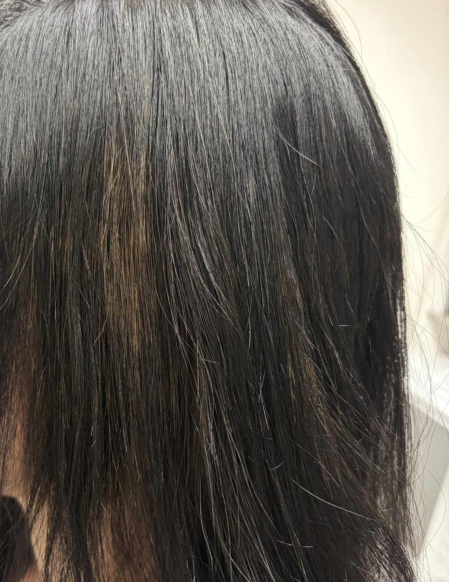 kokoeri_2's tweet photo. 美容室いつも指名してる人が今回指名できなかったから、黒髪にするだけだし誰でもいいやと指名なしで行ったら、塗り残しがあることに翌日気付いた😇
この方にブリーチリタッチやってもらったときもプリン残って微妙な仕上がりだったんよな…すごく愛想はいいんだけど
やっぱ今後ちゃんと指名しよ https://t.co/buMkJr5wRy