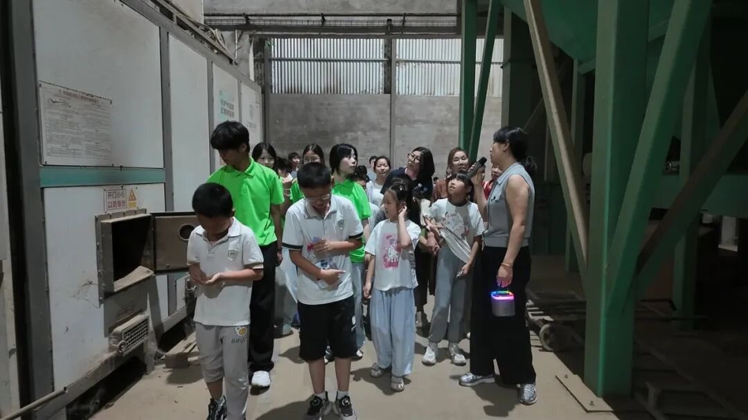 voiceofthecanal's tweet photo. Wheat, drones, and a whole lot of curiosity! 🌾 Kids in #Wangjiangjing just got a hands-on lesson in farming tech—from traditional tools to modern dronesThis cultural hall event made science fun for everyone.#farmingtech #agriculture #fyp https://t.co/grcHJFetcl