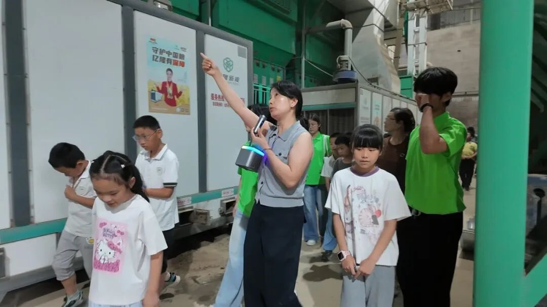 voiceofthecanal's tweet photo. Wheat, drones, and a whole lot of curiosity! 🌾 Kids in #Wangjiangjing just got a hands-on lesson in farming tech—from traditional tools to modern dronesThis cultural hall event made science fun for everyone.#farmingtech #agriculture #fyp https://t.co/grcHJFetcl