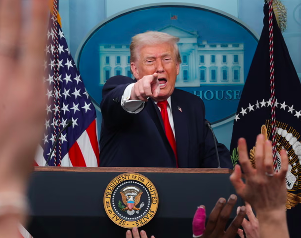 ChristopheGini's tweet photo. 🔴🔴📰 La plainte de Trump de 3,8 milliards de dollars réclamés au Washington Post vient d'être rejetée par la justice. Sixième procès en diffamation de Trump ou de son groupe médiatique qui s'effondre ainsi.

🗃️ Les faits

Le juge fédéral Thomas Barber, à Tampa, a rejeté le 7 juillet la plainte en diffamation de 3,8 milliards de dollars déposée par Trump Media and Technology Group (maison-mère de Truth Social) contre le Washington Post (@washingtonpost).

L'article visé, publié en 2023, portait sur des questions de financement liées à l'introduction en bourse de Truth Social.

Le juge a statué que TMTG (@TMTGcorp) n'avait pas apporté de preuve suffisante de malveillance, la condition exigée aux États-Unis pour qu'une personnalité publique gagne un procès en diffamation et qui suppose de démontrer qu'un média savait l'information fausse et l'a publiée avec un mépris déraisonnable de sa véracité.

Ce n'est pas un cas isolé : une plainte similaire contre @guardian avait déjà été rejetée en novembre, puis abandonnée par l'entreprise en avril. 

Trump a aussi vu sa plainte contre le @WSJ rejetée en avril, avant de la redéposer en mai. D'autres procédures sont en cours contre notamment la @BBC et le @nytimes.

Dans chacun de ces cas, le schéma est identique : une plainte massive portant sur des milliards de dollars, très médiatisée au moment du dépôt, puis un rejet par un juge qui obtient une fraction de l'attention médiatique de l'annonce initiale.

Chaque procédure impose pourtant à la rédaction visée des mois, parfois des années, de frais d'avocats, de procédures et d'incertitude judiciaire, un coût réel et immédiat, indépendant du résultat final.

➡️ Perdre un procès en diffamation n'a jamais empêché Trump d'en intenter un autre.

Cette répétition est une méthode assumée de gouvernance. Une plainte à plusieurs milliards de dollars, même vouée à l'échec sur le fond, oblige une rédaction à mobiliser des ressources considérables pour se défendre, à peser chaque publication future à l'aune du risque contentieux, et à subir des mois d'incertitude avant qu'un juge ne tranche. 

Le message envoyé aux autres rédactions se veut dissuasif : enquêter sur Trump ou ses entreprises a un prix, que la plainte aboutisse ou non.

Cette accumulation de procès perdus relève d'une stratégie qui vise à faire peser sur chaque rédaction le coût et la peur d'un prochain procès, peu importe l'issue. 

A travers ces procédures à répétition, Trump tente de museler la presse qui lui est critique en brandissant une menace insoutenable aux propriétaires des médias en question. 

*⃣*⃣*⃣

Suivez-moi pour une analyse quotidienne, documentée et indépendante de l'administration Trump et découvrez 📕 Le Pantin de la Maison Blanche — disponible sur Amazon : https://t.co/0zfkVgMbNB