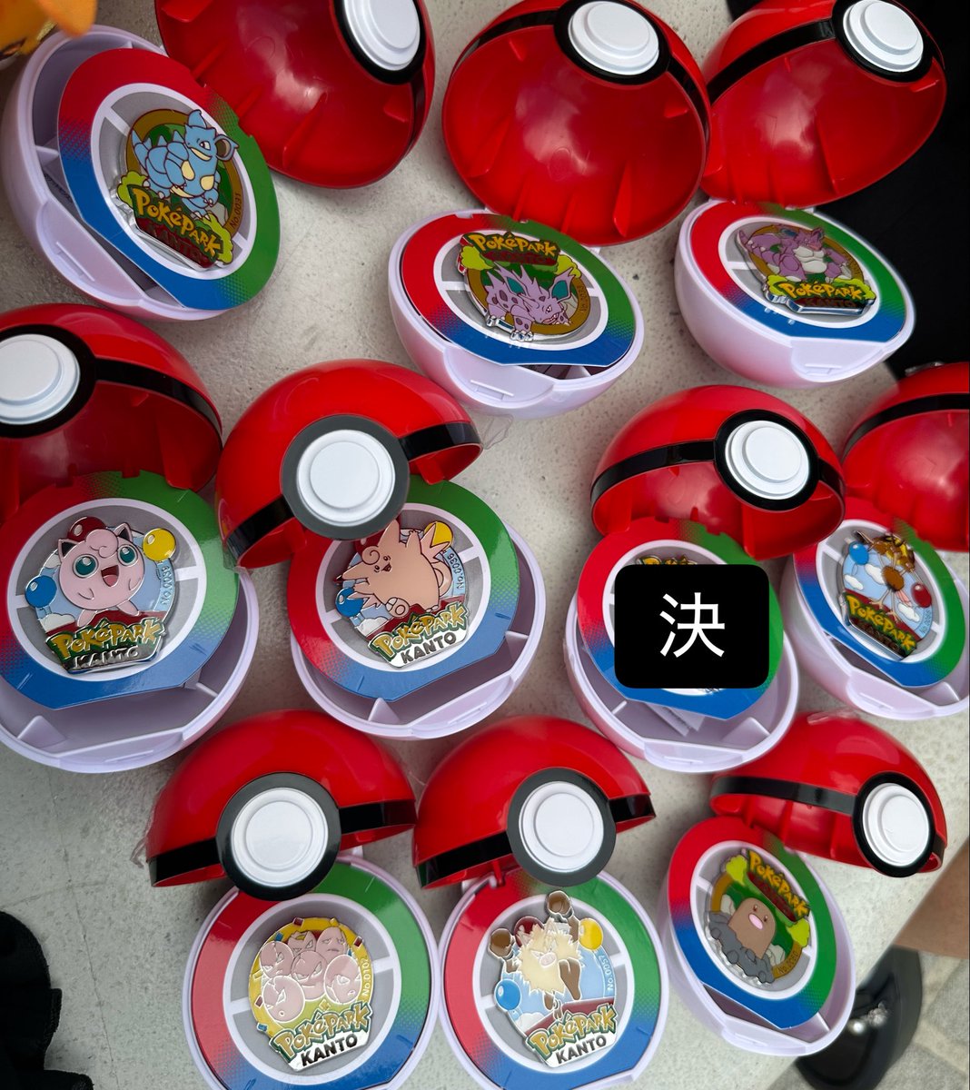 timchan_tim's tweet photo. ポケパーク ピンズ 交換

譲 画像参照

求 カラカラ最優先
     ラプラス カイリュー
     ロコン ヤドン スピア サンダース 
     ブースター コンパン モルフォン 

本日ポケパークにいます。
現地交換優先または郵送
よろしくお願いします。 https://t.co/x1Y3ItCLxf