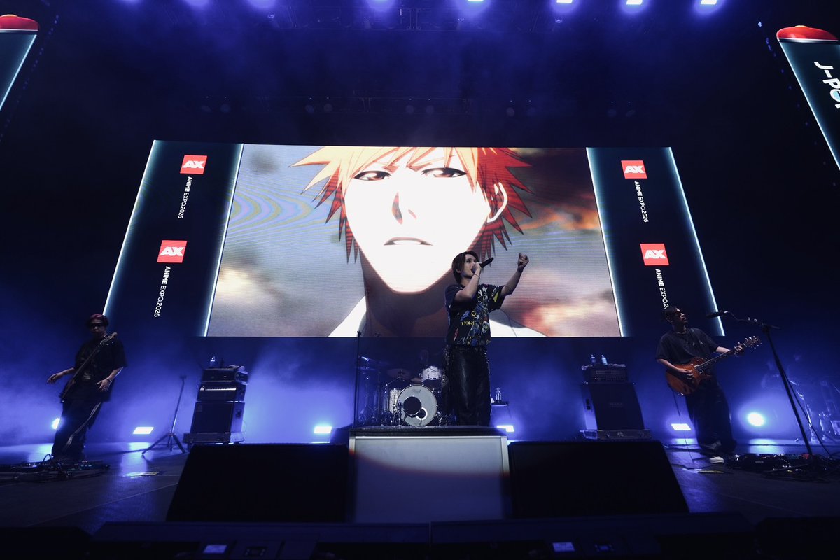BLEACHanimation's tweet photo. ◤￣￣￣￣￣￣￣￣￣￣￣￣◥
　  BLEACH WORLD TOUR
                レポート⑤
◣＿＿＿＿＿＿＿＿＿＿＿＿◢

アメリカ・ロサンゼルス
Anime Expo 2026

#SPYAIR が破面篇EDテーマの
「Last Moment」を披露🔥

#BLEACH_anime
#BLEACHWORLDTOUR

©SPJA 2026 ©JSC https://t.co/vvf8MurRUC