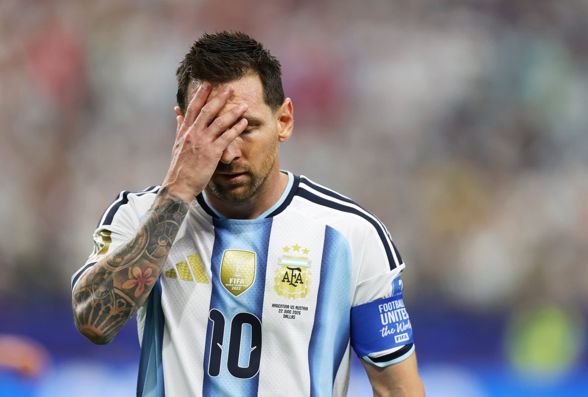 Infofatti's tweet photo. #Messi, record in negativo: è il primo giocatore della storia a sbagliare due rigori in un singolo Mondiale. Il fuoriclasse argentino ha commesso il secondo errore dal dischetto in questa edizione facendosi ipnotizzare da #Shobeir portiere dell’#Egitto #ArgentinaEgitto https://t.co/7LQy858GdR