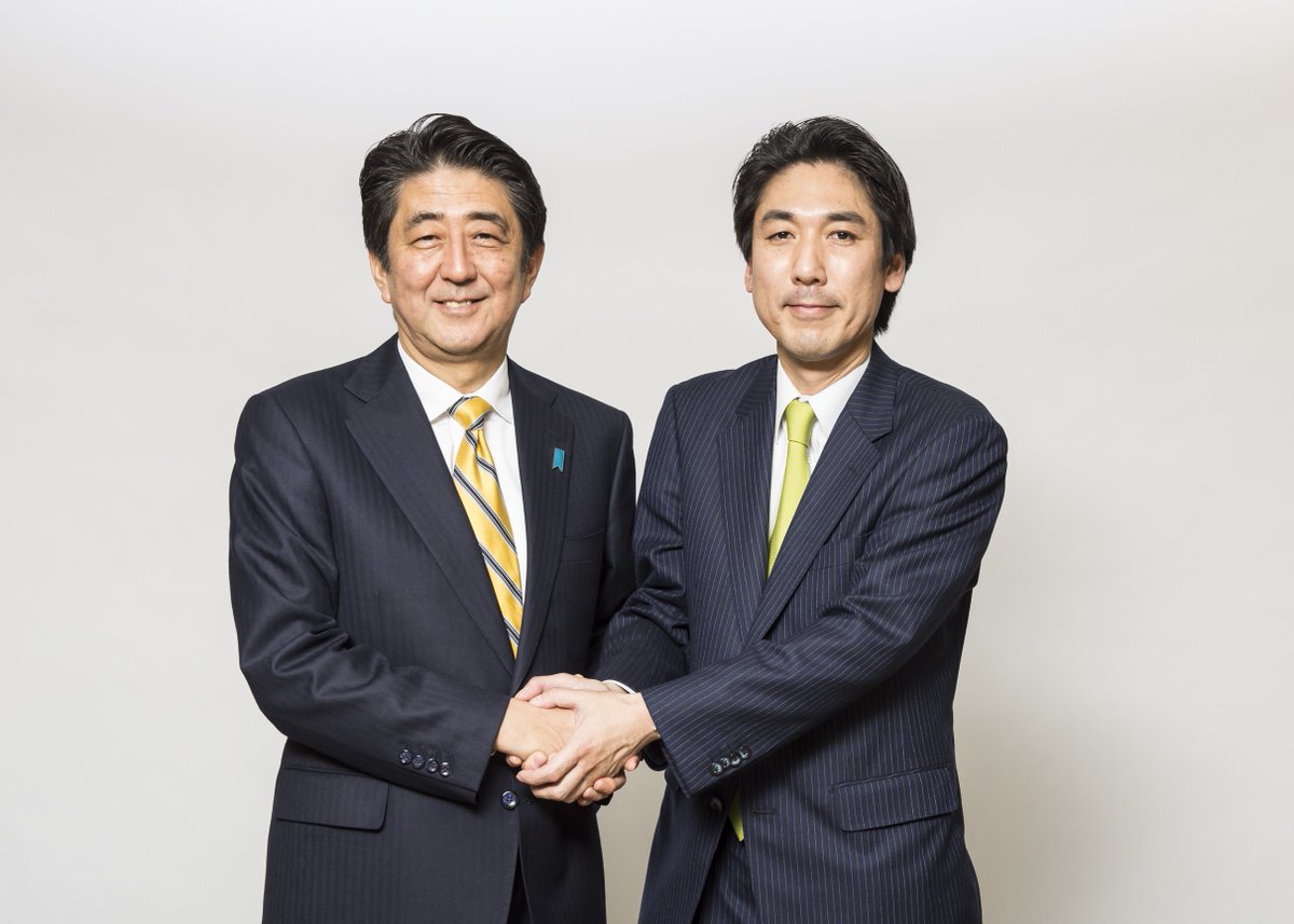 minoru_kiuchi's tweet photo. 本日7月8日は、安倍晋三元総理の命日。

あの日から4年の月日が流れましたが、今でも安倍総理とともに語り合った日々が、昨日のことのように思い出されます。
安倍総理とは、責任ある積極財政を推進し、日本経済を再び力強い成長軌道に乗せるため、何度も議論を重ね、その実現に向け、ともに力を尽くしてきました。
日本経済を立て直し、次の世代に豊かな日本を引き継ぐために何をなすべきか。安倍総理からいただいた数々のアドバイス。そして、同志とともに何度も聞かせていただいた、日本の将来にかける熱い思い。
その根底にあったのは、常に国民の暮らしを豊かにしたいという強い思いでした。
あれから四年。賃上げや国内投資の拡大など、日本経済は新たな成長に向けて着実に歩みを進めています。この流れをさらに加速させ、その成果を国民の皆様一人ひとりの暮らしの豊かさへと確実につなげていかなければなりません。
今、私は日本成長戦略担当大臣として、責任ある積極財政の考え方を大切にしながら、日本経済を力強い成長軌道に乗せ、国民の皆様が豊かさを実感できる「強い経済」の実現に取り組んでおります。
安倍総理からいただいた数々の言葉、そして日本の未来と国民の暮らしを思う、あの熱い気持ちを胸に刻み、これからも全力を尽くしてまいります。
改めて、安倍晋三元総理への心からの感謝と敬意を表するとともに、御霊の安らかならんことを心よりお祈り申し上げます。

一枚目の写真は、私が衆議院外務委員長を務めていた頃、安倍総理が何度か委員長室にお忍びで来てくださり、積極財政を志す同志の皆さんとの作戦会議にご参加いただき、ご指導を賜った際に私が撮影した貴重な一枚です。
＃安倍晋三 #安倍総理 ＃命日　＃責任ある積極財政 #感謝