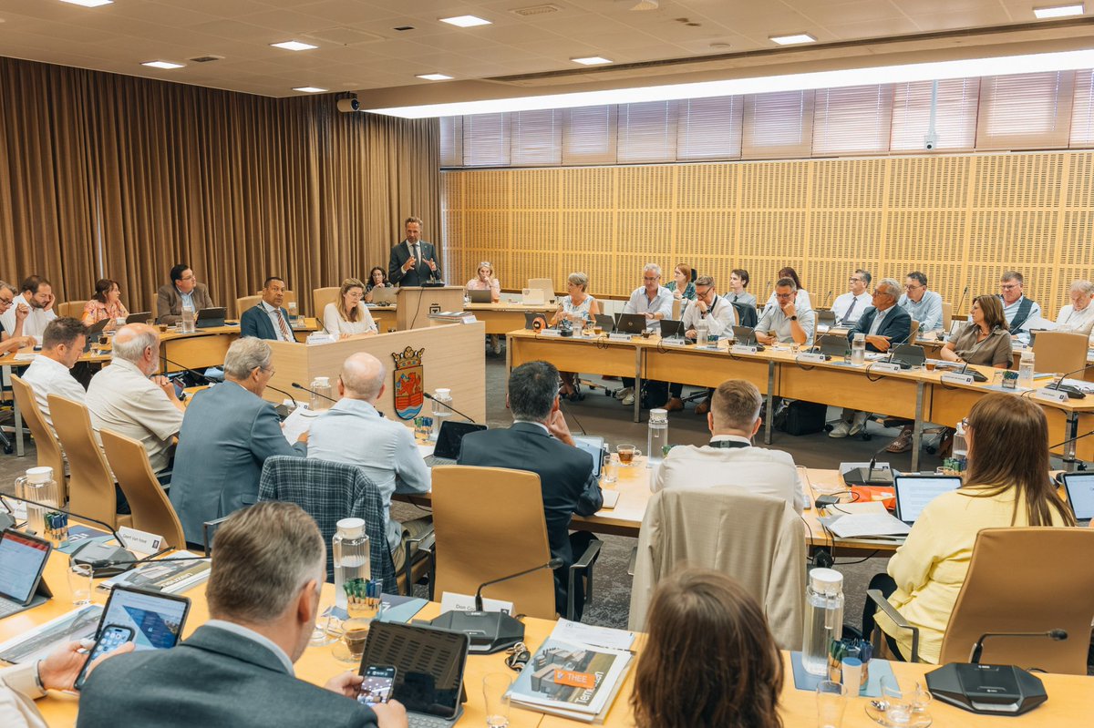 hugodejonge's tweet photo. Terneuzen zoekt een nieuwe burgemeester! 

Gisteravond mocht ik de profielschets namens de gemeenteraad in ontvangst nemen. Op 16 juli wordt de vacature gepubliceerd en start de sollicitatieprocedure. Ik wens de gemeenteraad veel succes met het vervolg van de procedure! https://t.co/JvjmtckDSo