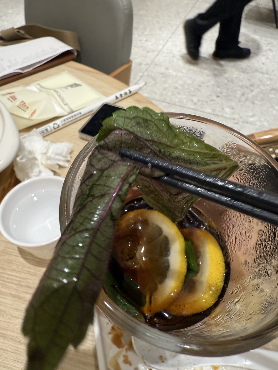 ryutorrrrr's tweet photo. 中国の不思議な店
コーラにエゴマの葉を入れる
もしかして違うハーブかな？と思って食べてみたら、本当にエゴマの葉だった
@biyagura https://t.co/T0ruqbDNkF