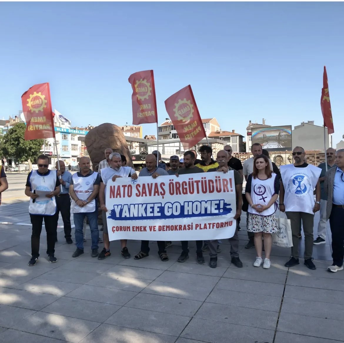CorumSes's tweet photo. Savaşın, emperyalist müdahalelerin ve halkları birbirine düşman eden politikaların bir parçası olan NATO’ya karşı Çorum Emek ve Demokrasi Platformu olarak basın açıklaması yaptık.

Biz savaşın değil barışın, sömürünün değil eşitliğin tarafındayız.. 

@KESK1995 
@sesgenelmerkezi https://t.co/xarDI8dP5o