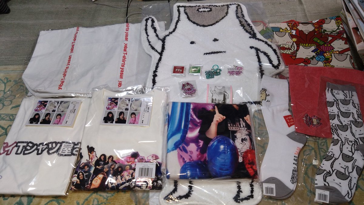 terurinrin's tweet photo. 本日の購入品
抑えたつもりだったんだけどなー😗
ヤバイTシャツ屋さんのグッズ目の前にするとポンポン入れてしまってたw https://t.co/p26Di7aA8V