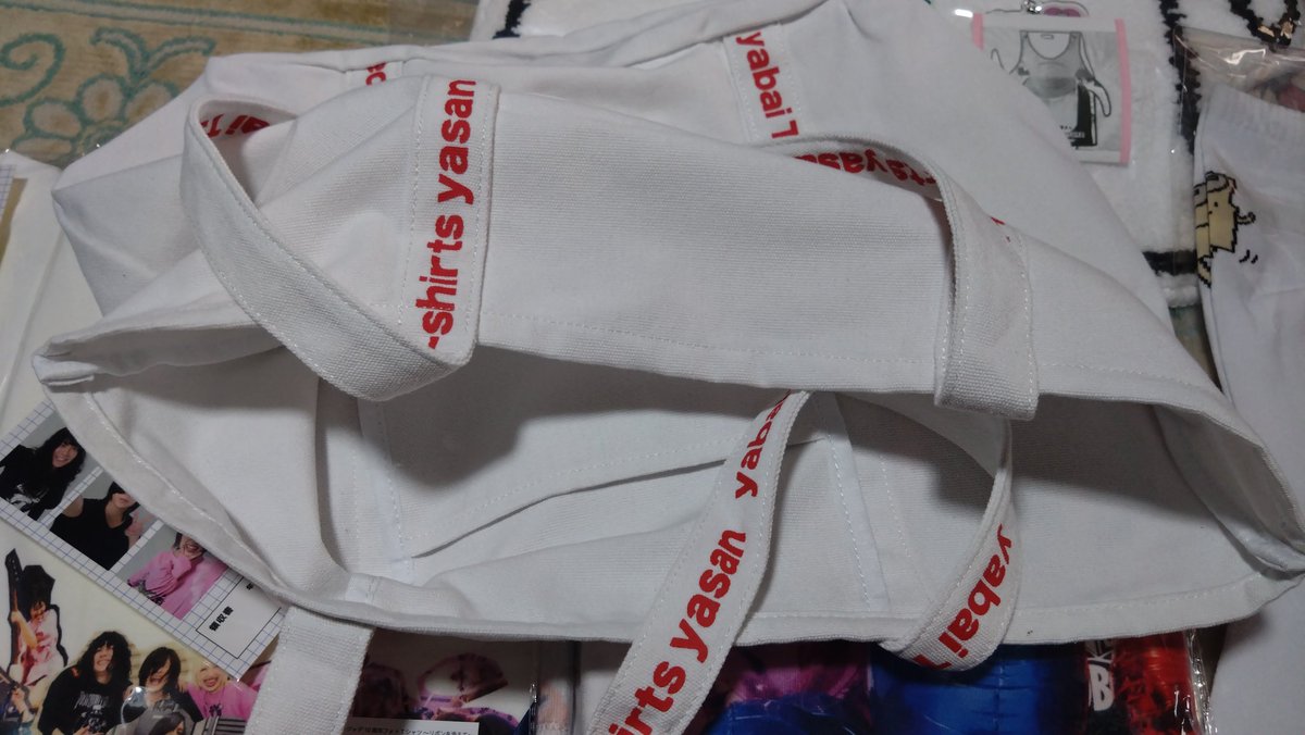 terurinrin's tweet photo. ヤバイTシャツ屋さんのシンプルなロゴのトートバッグ
大きくてよかったんだがあと1000円高くてもいいからチャック付いて閉まるように出来てたら完璧だったなー
ミシン無いしボタン付けて閉じられるように改造するかな
とりあえずタンクトップくんこうやって入れとけばいいんでしょ？ https://t.co/tb0huxaTUW