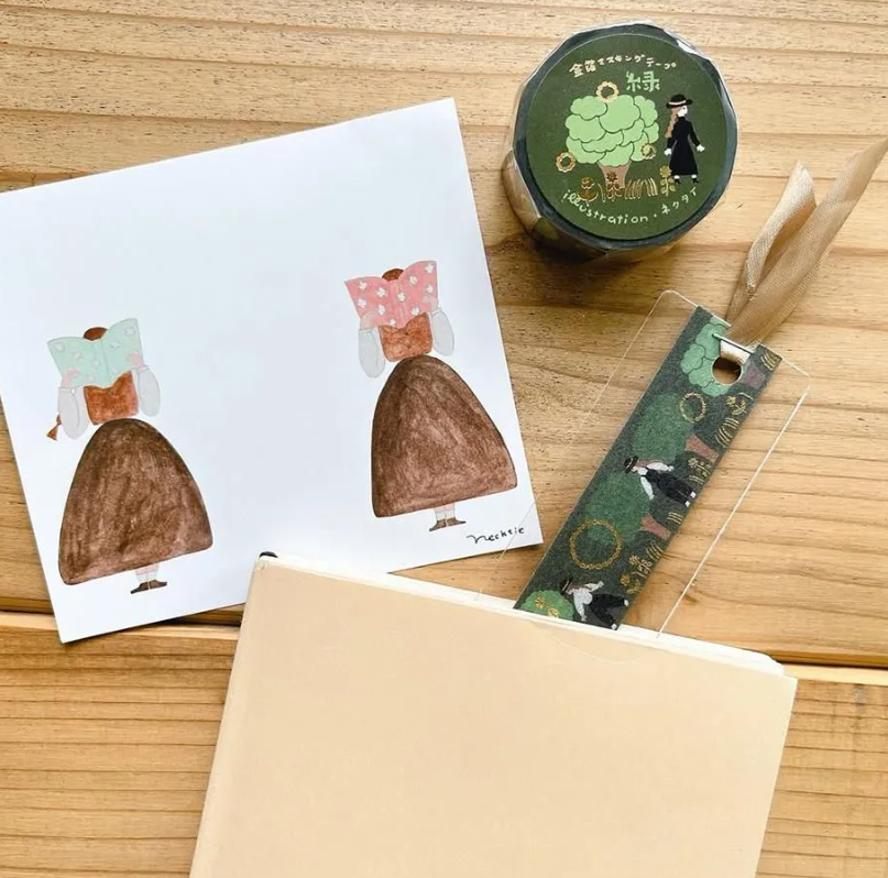 tcsliving's tweet photo. Step into a deep green forest filled with golden flowers and a mysterious black cat. The shimmering foil details make this Necktie washi tape especially beautiful on dark or neutral journal pages.
Made for nature-inspired spreads, collages and gift wrapping.
#WashiTape #JournalDecor #PlannerInspiration #JapaneseStationery #CozycaProducts
