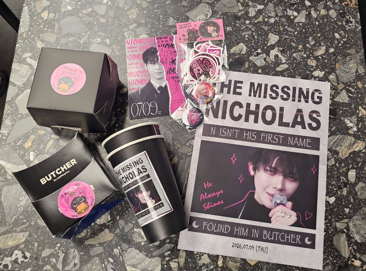 andTEAM_ncls's tweet photo. D-day
佈置完成 !🍓🍔🍟🎂🥤
#happynicholasday #니콜라스 #nicholas #王奕翔 #ニコラス https://t.co/UeL1RVgevx