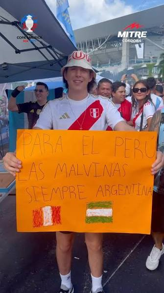 yefregty's tweet photo. @arturoesau @21Cardan @elfrijolitoooo O el clásico peruano adornando su cartulina yendo al estadio con los argentinos "para el Perú las malvinas son argentinas 😍🥰" y ni lo voltean a ver https://t.co/nq68VEZ2R2