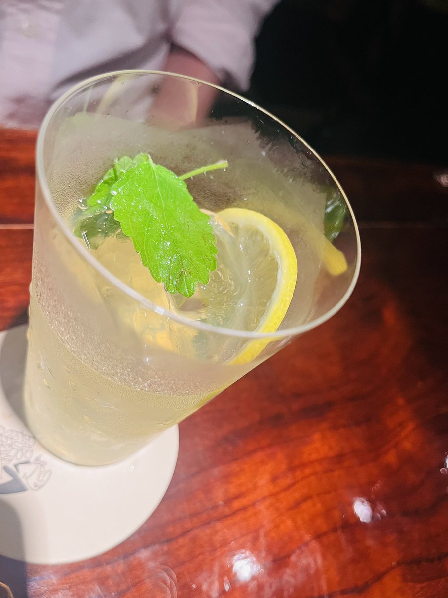 barfourseasons's tweet photo. 【藤谷農園のレモンバームで爽やかスカイボール】

自家栽培のレモンバームをウォッカに漬け込みました。

綺麗な緑と爽やかな風味で、想像よりも美味しい！

フレッシュレモンとトニックウォーターで
オリジナルのスカイボールの完成です！

藤谷農園と言いつつ、管理してるのは勝亦です笑笑

藤谷 https://t.co/r5rs6N0X5I