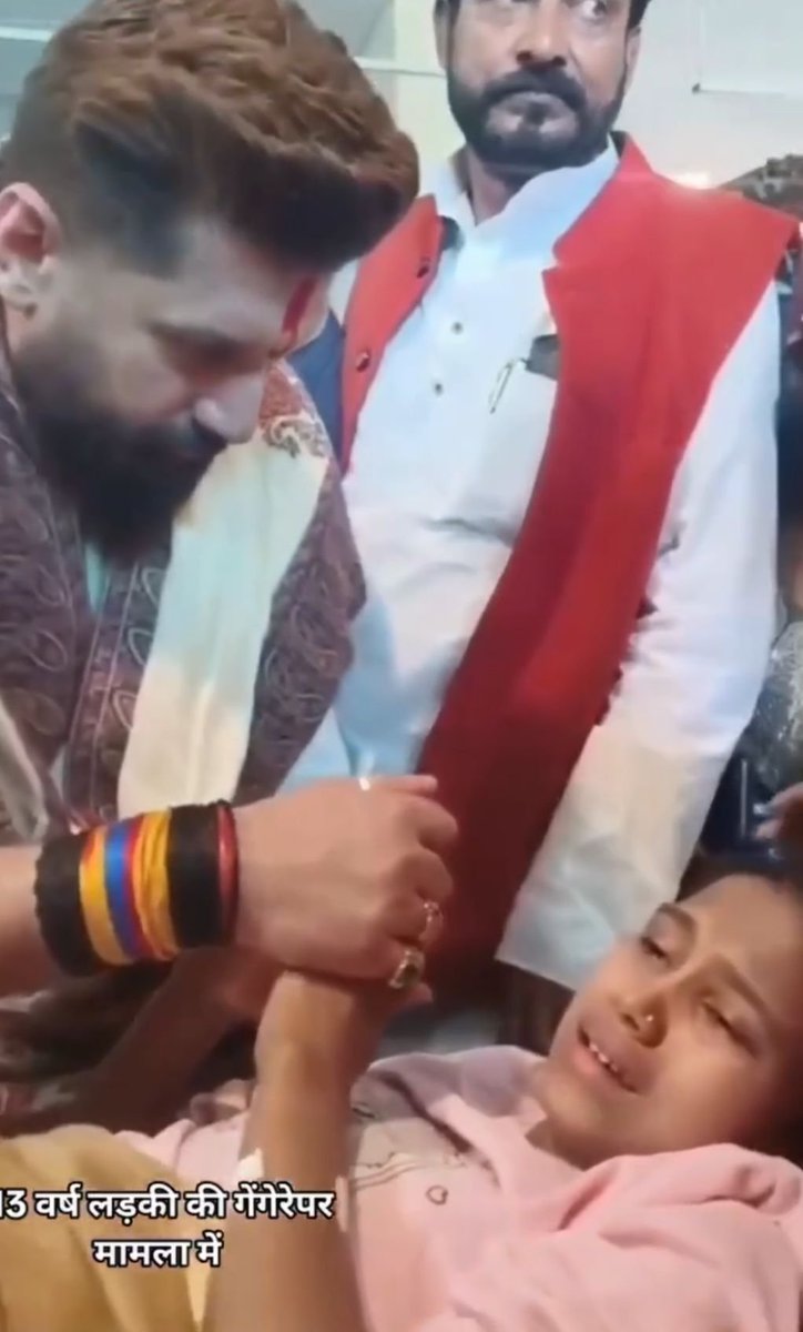 jeetusp's tweet photo. चिराग पासवान हैहैवानियत की शिकार 13 वर्षीय मासूम बेटी से मिलने पहुंचे 

बेटी ने कहा कि उन लोगों ने मेरे साथ बहुत गलत किया था उन लोगों ने मेरा पापा जी को भी बहुत मारा है 

चिराग पासवान ने बच्ची को ढांडस बंधाते हुए कहा कि जिन्होंने ने भी आपके साथ गलत किया है सभी को सजा मिलेगी आप रो मत बेटा अभी तो आप खुद के ठीक होने पर ध्यान दीजिए बाकी मैं अब करवा दूंगा 

श्रीगंगानगर का वो 'काला सच', जिसने पूरे देश की रूह को कंपा दिया! 

एक 13 साल की मासूम बच्ची, जो 18 जून को अपने घर से निकली थी, उसे एक रिक्शा चालक (रामबाबू) ने बहला-फुसलाकर होटलों में बेच दिया। 

अगले 5 दिनों तक उस मासूम के साथ जो हुआ, वह नरक से भी बदतर था। मामले से जुड़ी मुख्य बातें: हैरान करने वाली दरिंदगी: आरोप है कि सिर्फ 5 दिनों के भीतर 30 से ज़्यादा दरिंदों ने उस बच्ची के साथ हैवानियत की। 

अमानवीय कृत्यः जब बच्ची दर्द से तड़पती थी, तो उसे शांत करने के लिए जबरन शराब पिलाई जाती थी। प्रशासन का कड़ा एक्शनः जनता के भारी आक्रोश और प्रदर्शन के बाद, प्रशासन ने उन 3 होटलों (खुंगर, जॉय इन और सफायर) पर बुलडोजर चला दिया है

 जहाँ यह घिनौनी वारदात हुई थी। अब तक की कार्रवाई: पुलिस इस मामले में अब तक 14 आरोपियों को गिरफ्तार कर चुकी है