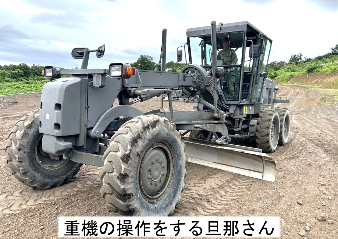 JGSDF_takada's tweet photo. 【 #高田駐屯地 】
高田駐屯地勤務の自衛官夫婦を紹介します🙌
旦那さんは施設科で重機の操作、奥さんはシステム通信科で部隊間の通信を担当し、それぞれの持ち場で支え合いながら勤務しています✨
出産・育児に関する制度が充実しているため、夫婦で協力し子育て等に取り組める環境が整っています！ https://t.co/IC35oti1LK