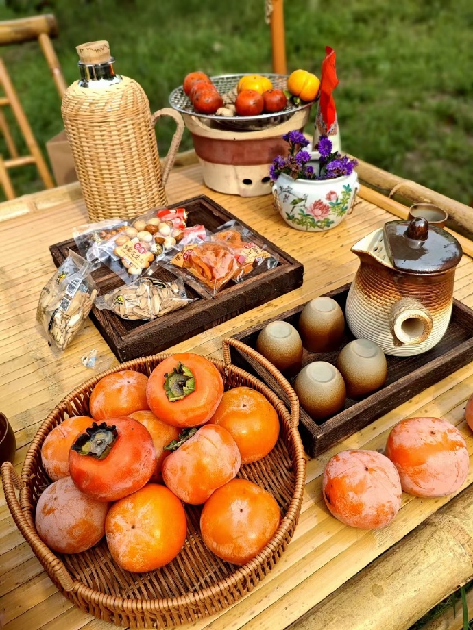 Surfinchrisi's tweet photo. Today’s the harvest festival feast  Sharing warm bread with neighbors, laughter that feels like sunshine—grateful for every small, golden moment this season brings! https://t.co/YtAOzJX3P2