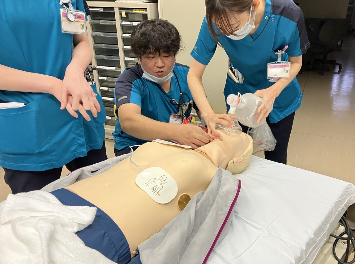 NabariHospital's tweet photo. 一次救命処置（BLS）の新人研修を実施しました🏥汗だくになり、息を切らしながら心臓マッサージの訓練に励む新人看護師👩‍⚕️💦一人一人が「命を守る力」を身につけられるよう一生懸命学んでいます🔰
＃名張市立病院　＃新人看護師　＃BLS　＃クリティカル https://t.co/fYccPhhvdc