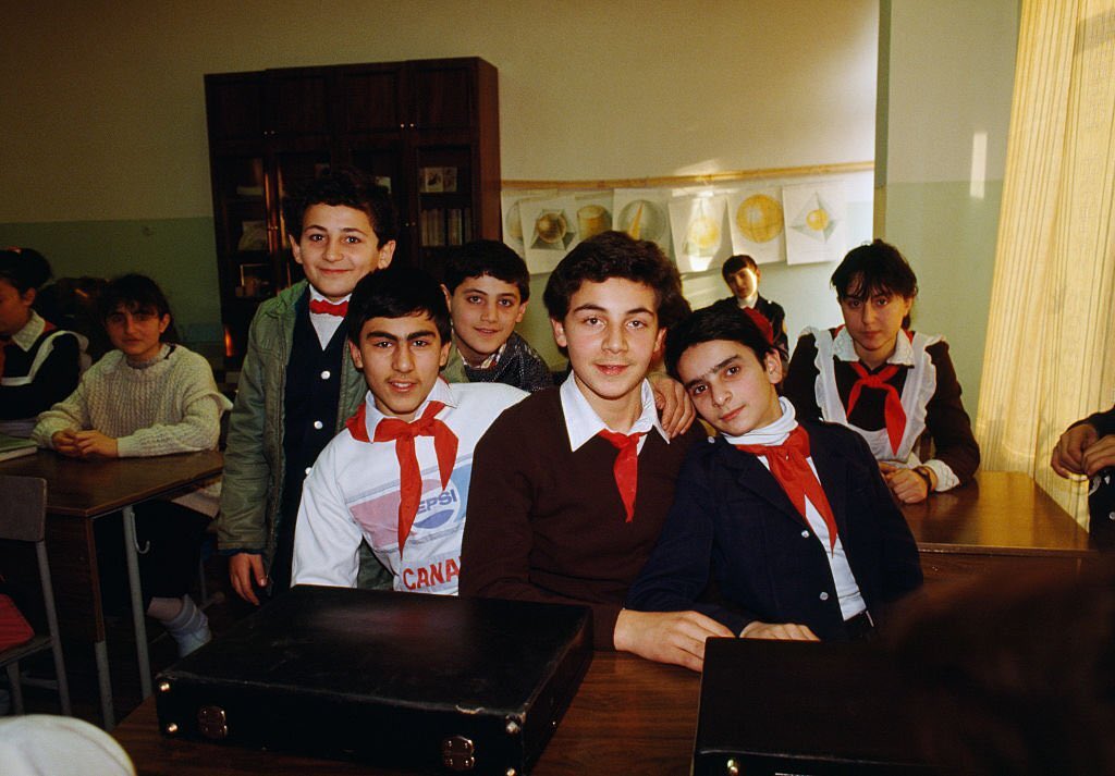caucasusvisuals's tweet photo. Schoolchildren from Yerevan, Armenia, 1988. https://t.co/STWkb5Dues