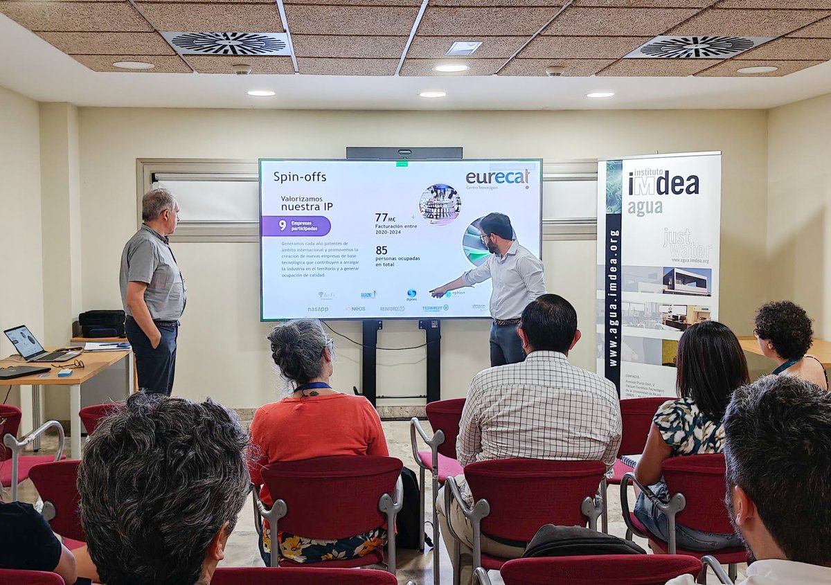 IMDEA_Agua's tweet photo. El director de Sostenibilidad de @Eurecat_news Miquel Rovira y el responsable de #Eurecat Madrid Samuel Rodríguez Alonso nos visitaron el lunes para conocer el trabajo que hacemos en @IMDEA_Agua  e identificar oportunidades de colaboración de cara a futuros proyectos. ¡Gracias! https://t.co/uP4Ltnkw6i